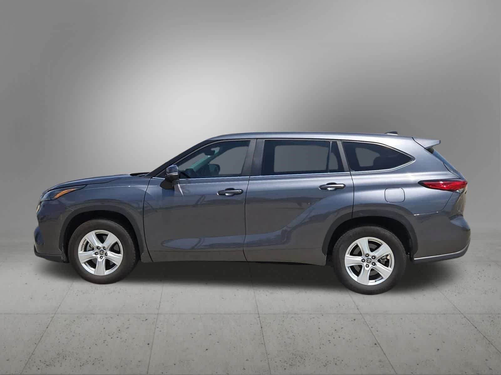 Used 2023 Toyota Highlander LE FWD image 3