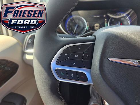 Used 2023 Chrysler Pacifica Limited FWD image 15
