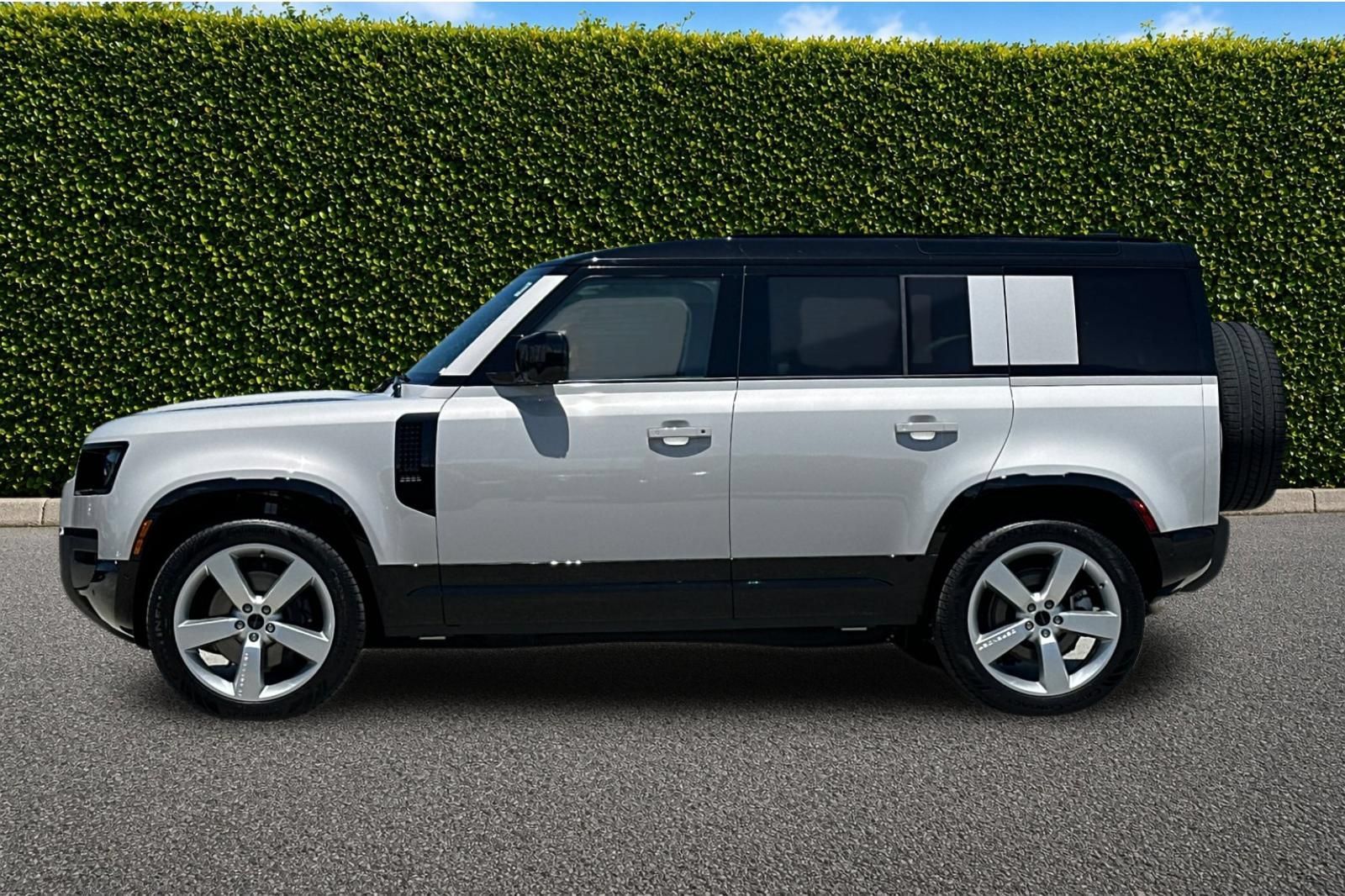 New 2026 Land Rover Defender 110 X-Dynamic SE AWD/4WD image 3