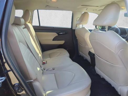 Used 2022 Toyota Highlander XLE FWD image 25