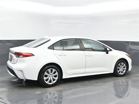 Used 2022 Toyota Corolla LE image 6