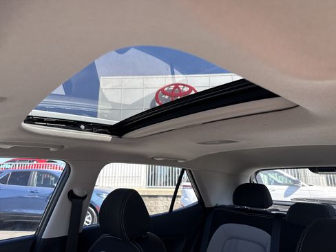 Used 2025 Hyundai Venue SEL FWD image 20