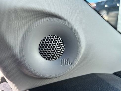 Used 2023 Toyota Sienna Limited image 18