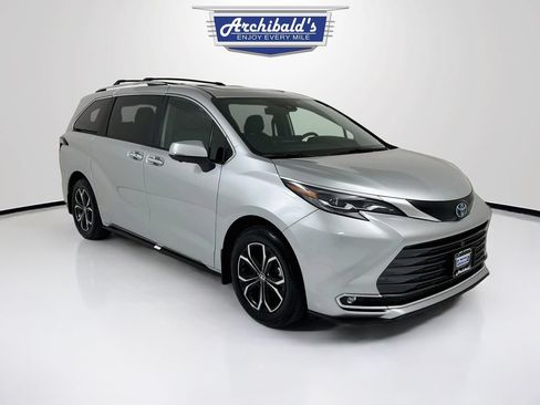 Used 2025 Toyota Sienna Platinum AWD/4WD image 1