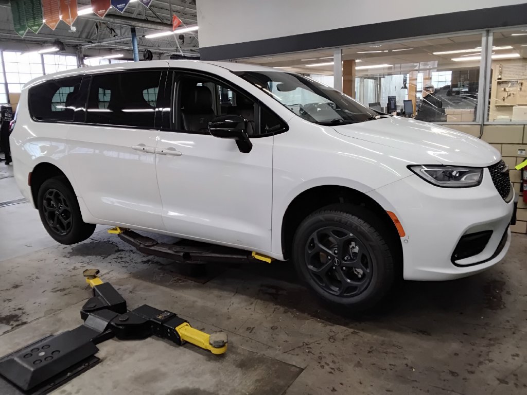 Used 2024 Chrysler Pacifica Limited FWD image 12