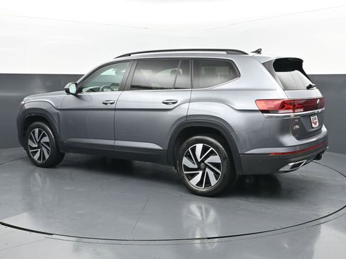 Used 2025 Volkswagen Atlas SE FWD image 3