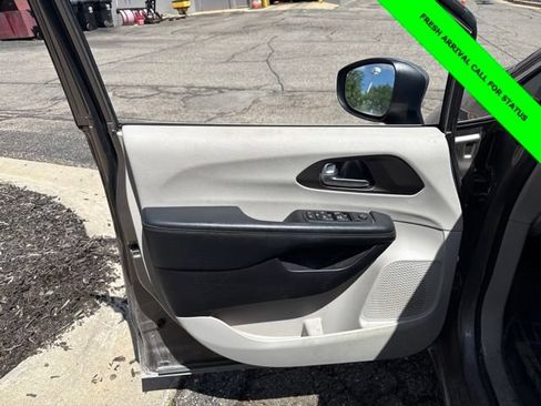 Used 2017 Chrysler Pacifica Touring FWD image 21
