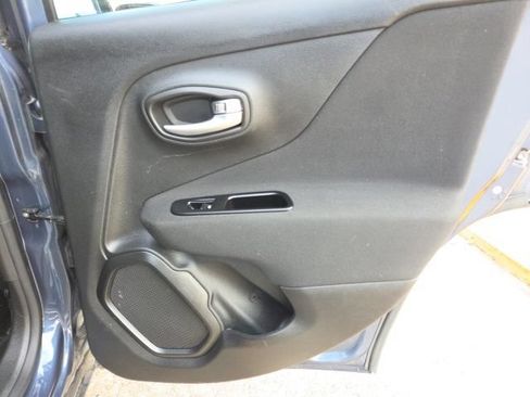 Used 2020 Jeep Renegade Latitude FWD image 20