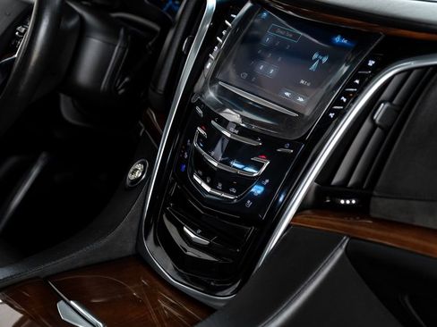 Used 2019 Cadillac Escalade Luxury AWD/4WD image 24