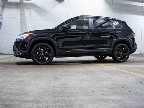 New 2026 Volkswagen Taos SE FWD image 3