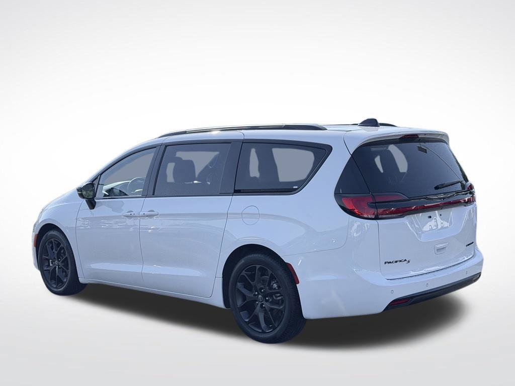 Certified 2025 Chrysler Pacifica Limited FWD image 9