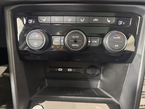 Certified 2024 Volkswagen Taos SE w/ Panoramic Sunroof Package image 16