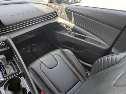 Used 2025 Hyundai Elantra Limited image 16
