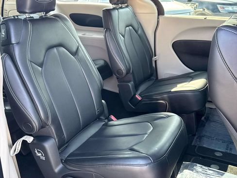Used 2023 Chrysler Pacifica Touring-L FWD image 26