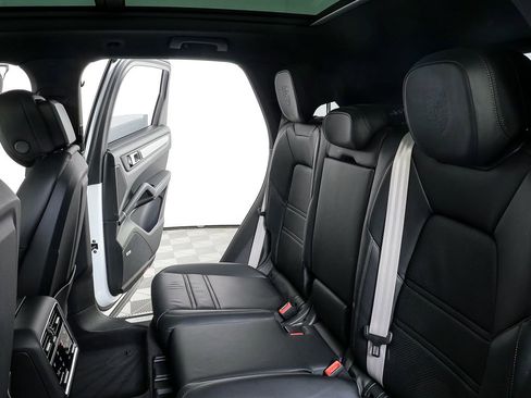 Certified 2023 Porsche Cayenne Platinum Edition image 23