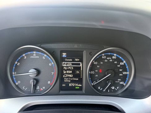 Used 2018 Toyota RAV4 XLE AWD/4WD image 17