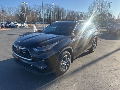 Used 2022 Toyota Highlander XLE image 3