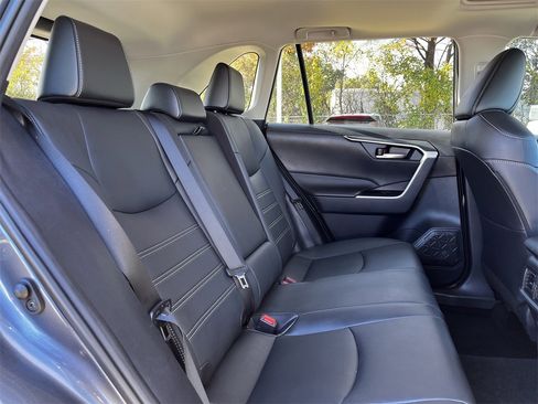 Used 2021 Toyota RAV4 XLE Premium image 27