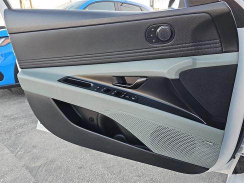 Certified 2025 Hyundai Elantra Limited image 27