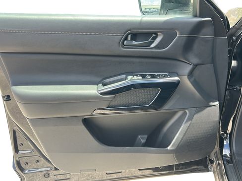 Used 2025 Nissan Pathfinder SV w/ Black Appearance Package FWD image 11