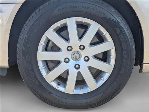 Used 2014 Chrysler Town & Country Touring image 25