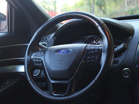 Used 2017 Ford Explorer XLT w/ Equipment Group 202A AWD/4WD image 21