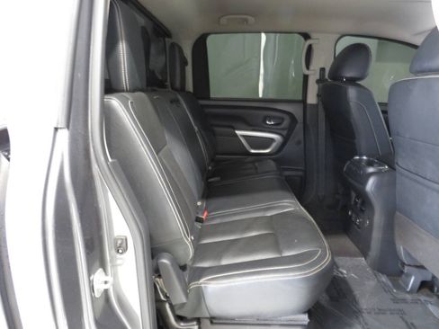 Used 2019 Nissan Titan PRO-4X w/ Pro-4x Convenience Package AWD/4WD image 11