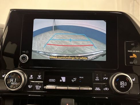 Used 2024 Toyota Highlander XLE image 10