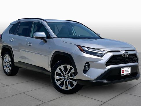 Used 2022 Toyota RAV4 XLE Premium FWD image 3