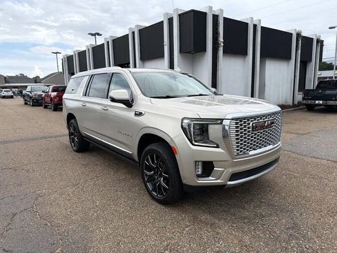 Used 2023 GMC Yukon XL Denali w/ Denali Reserve Package RWD image 4