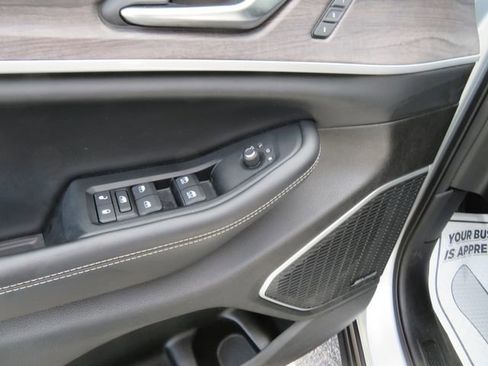 Used 2023 Jeep Grand Cherokee Limited w/ Black Appearance Package AWD/4WD image 26