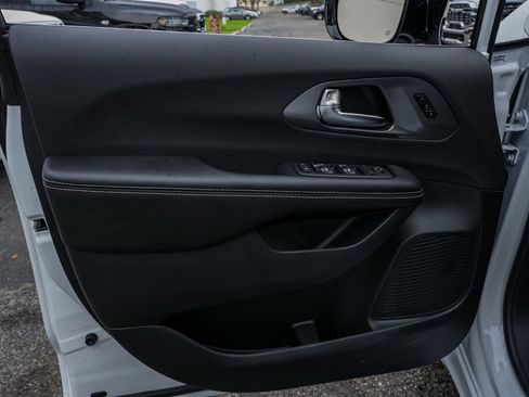 New 2026 Chrysler Pacifica Select image 12