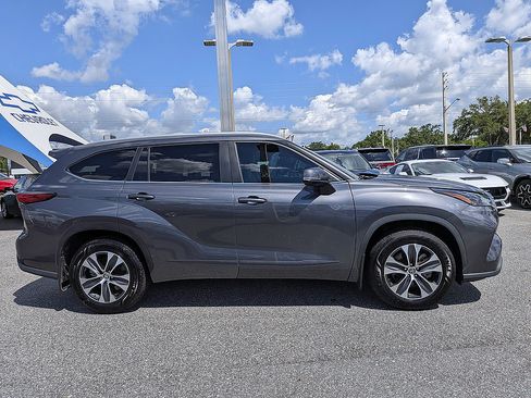 Used 2023 Toyota Highlander XLE FWD image 2