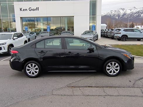 Used 2021 Toyota Corolla LE image 2