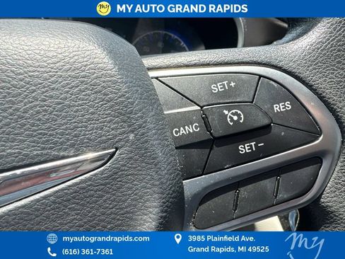 Used 2017 Chrysler Pacifica Touring FWD image 6