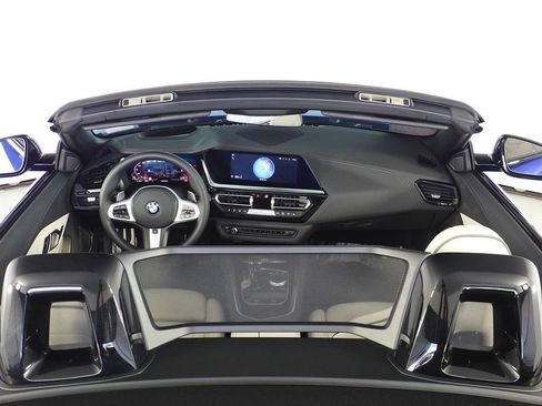 Used 2025 BMW Z4 M40i w/ Premium Package image 11