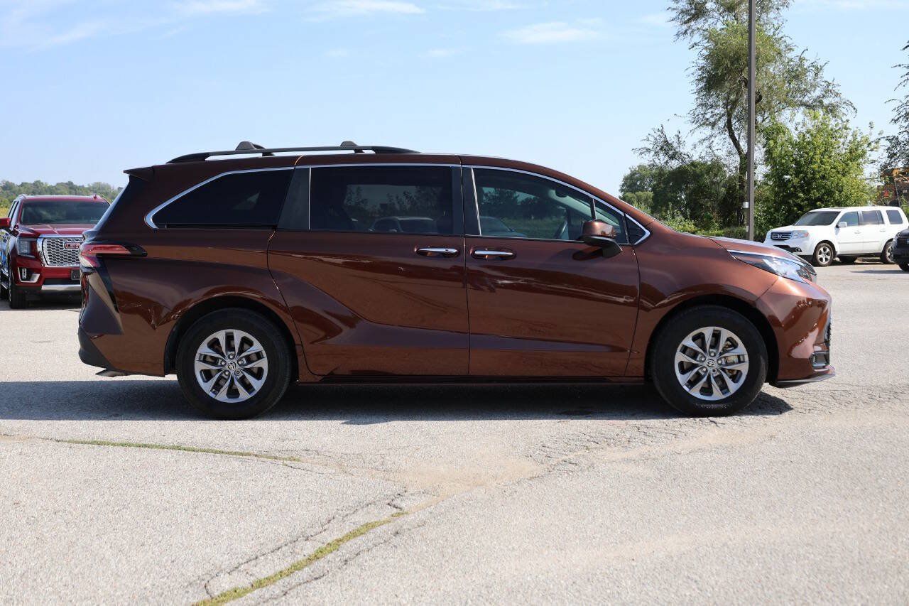 Used 2021 Toyota Sienna XLE FWD image 7