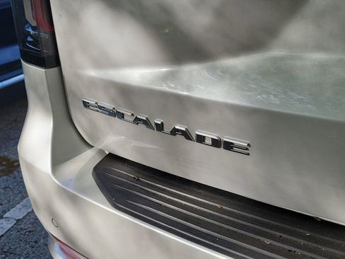 Used 2022 Cadillac Escalade Luxury image 19