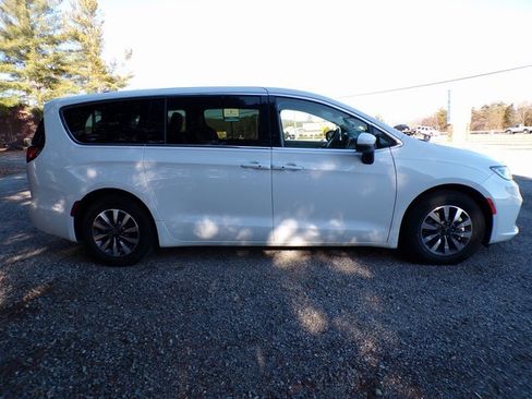 Used 2023 Chrysler Pacifica Touring-L image 5