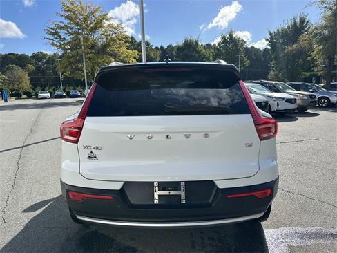 Used 2020 Volvo XC40 T4 Momentum image 4