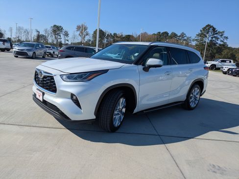 Used 2023 Toyota Highlander Limited image 3