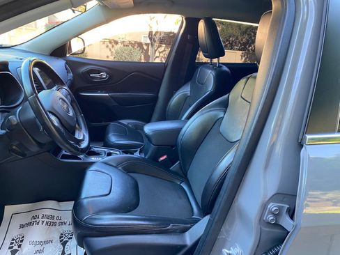Used 2020 Jeep Cherokee Latitude Plus FWD image 32