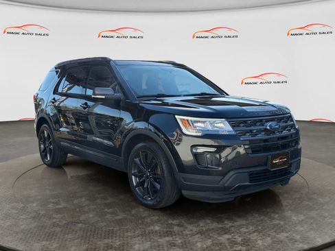 Used 2018 Ford Explorer XLT w/ Equipment Group 202A image 5
