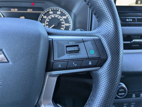 Used 2025 Mitsubishi Outlander SE image 28