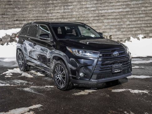 Used 2018 Toyota Highlander SE image 2