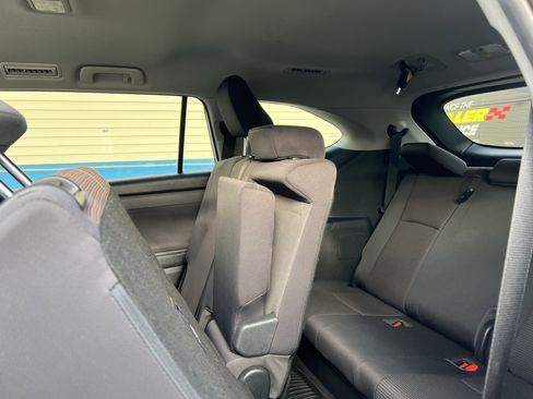 Used 2020 Toyota Highlander L image 25