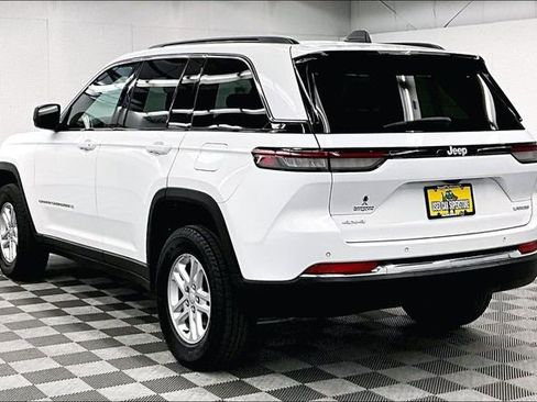 Used 2024 Jeep Grand Cherokee Laredo w/ Luxury Tech Group I AWD/4WD image 3