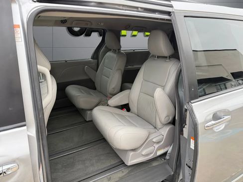 Used 2017 Toyota Sienna XLE Premium AWD/4WD image 19