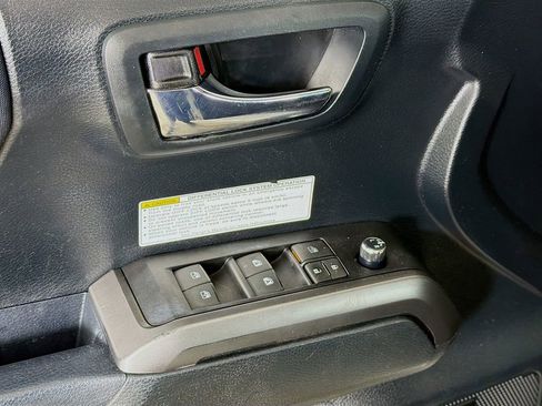 Used 2017 Toyota Tacoma TRD Off-Road image 18