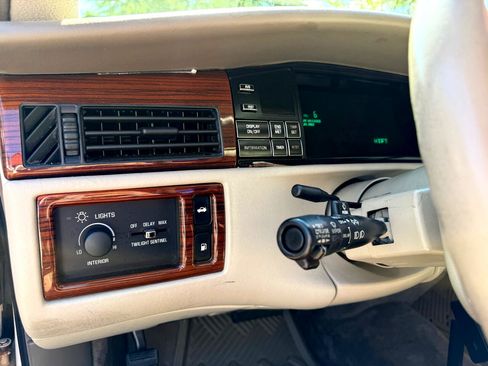 Used 1995 Cadillac De Ville Concours image 11